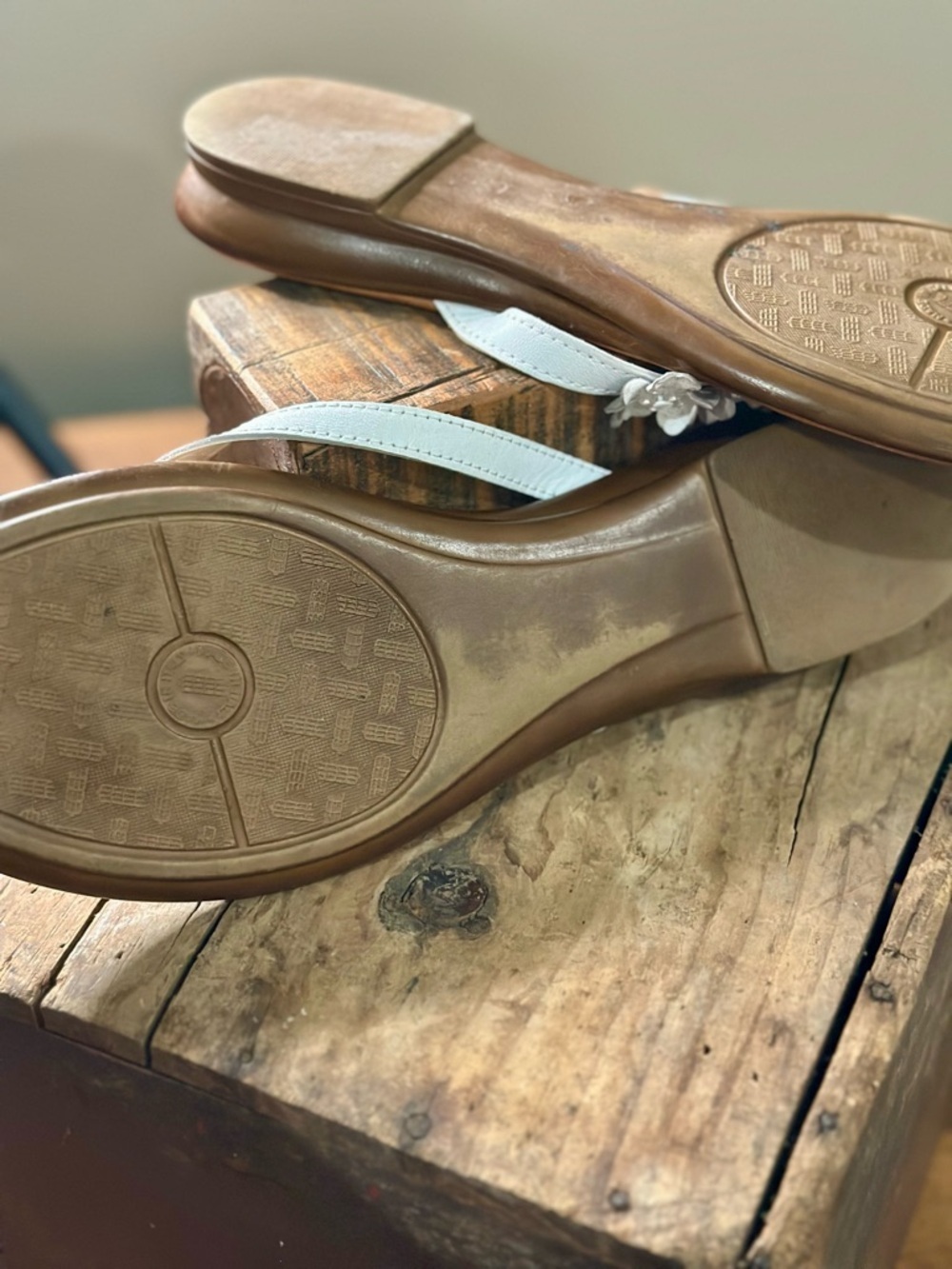 Italiana Italian Shoemakers White Floral Leather Thong Sandals - Picture 5 of 8